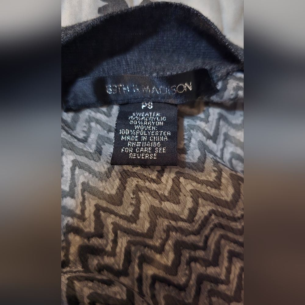 Chic Gray Blazer With Patterned Lining - image 3